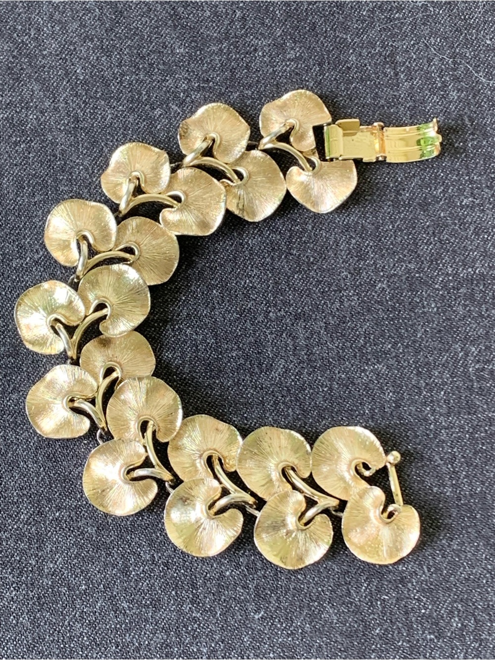 Vintage Goldtone Lisner Lily Pads Bracelet Signed Costume Jewelry 70s 80s